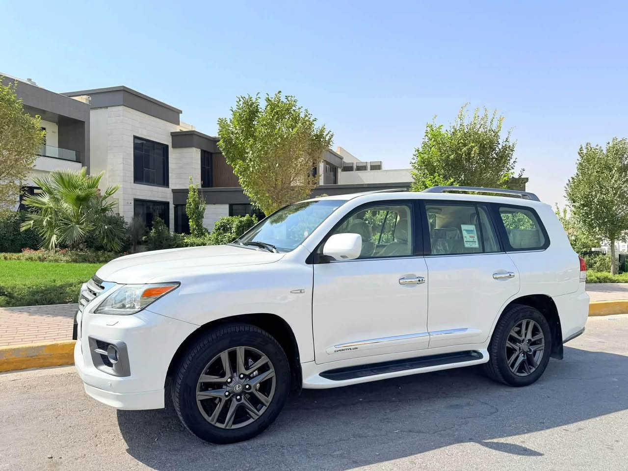 لكزس LX570 • موديل ٢٠١٠ • ماشي ٢٠٠ الف