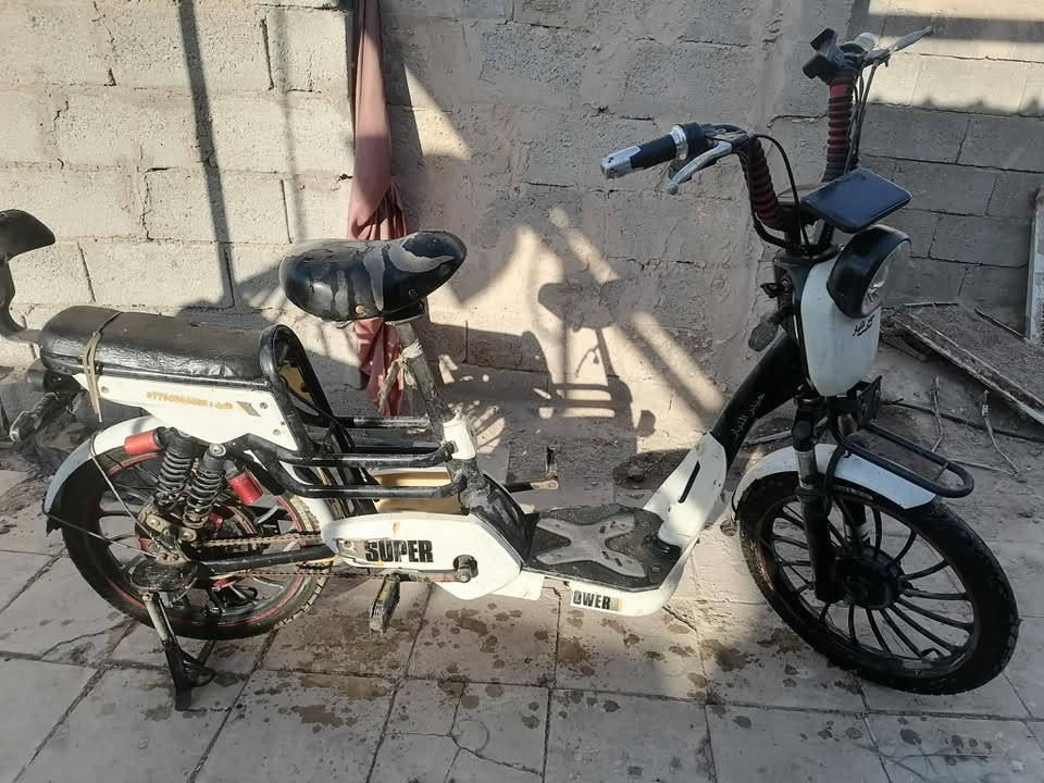 دراجة شحن الحجم الكبير للبيع
نقصها بطاريه والصجم فالت 
سعرها 75 وبيها مجال   ‭***********‬
