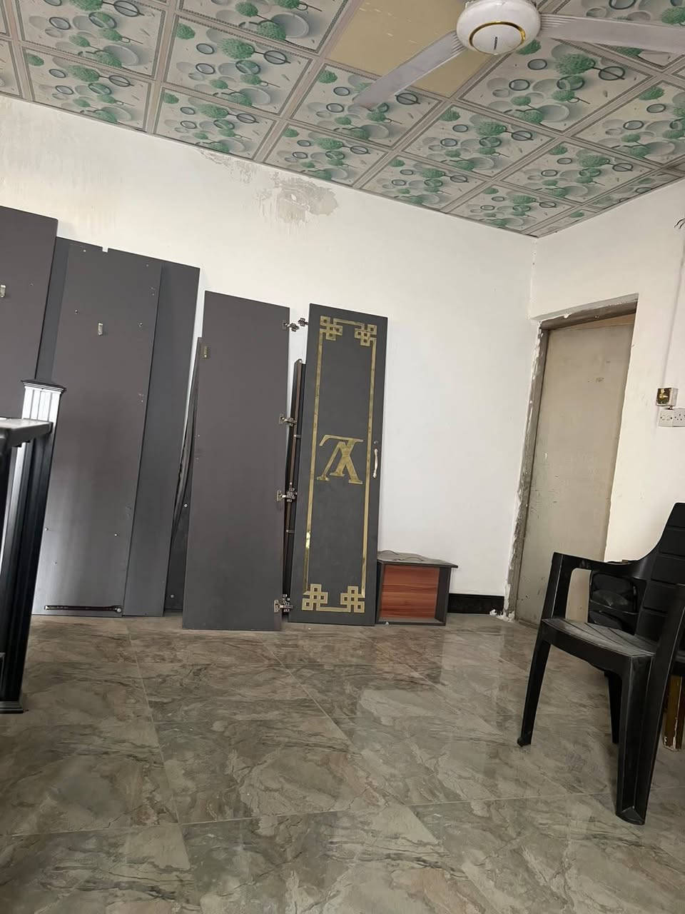 للبيع بيت 🏡 طابو صرف فى #شهداءالبياع قرب الشارع العام #مساحته١٢٠م واجهه سته يحتوي على #ثلاث_غرف نوم وصاله ومطبخ وخدمات وكراج للإستفسار اتصال على #الواتساب على الرقم ***********
#الجميع
