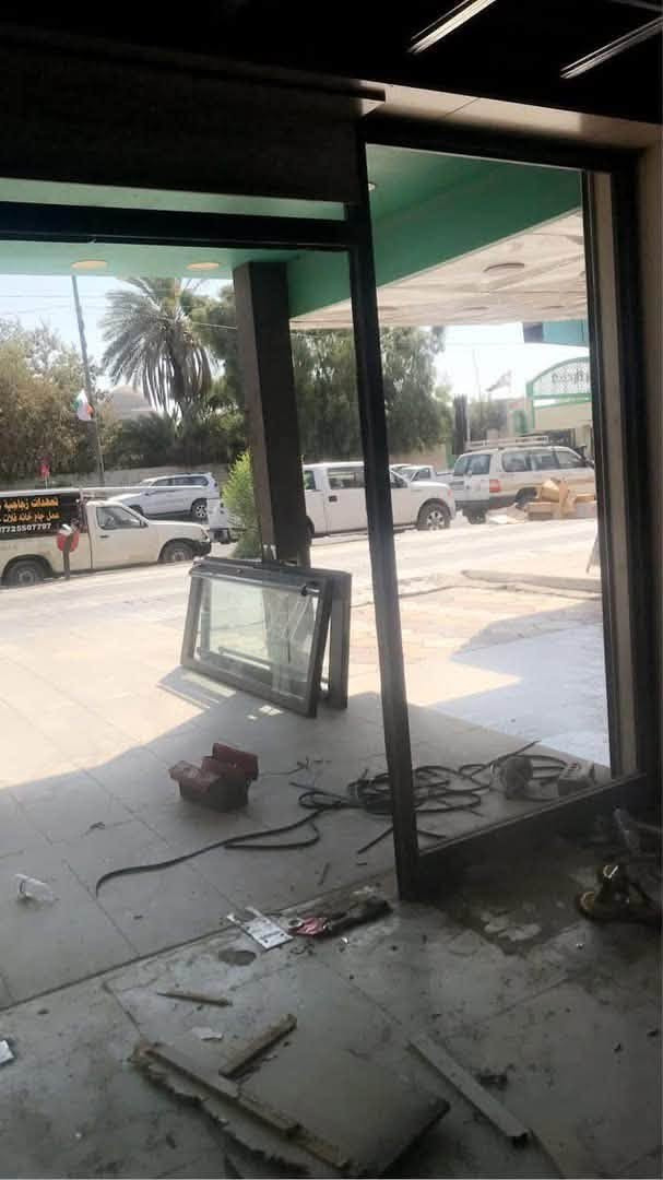 جامخانه المنيوم اسود ثقيل درجه اولى
التزكام الحديث ابعادها عرض  ٤.٥ متر وارتفاع ٢،٥ متر  تقريبا ابواب اثنين  واضح بالصور

اني مسويها ب ٢٠ ورقه

رايدها ب ٨.      ورقات استعمال مده قليله وعزلت المحل للاستفسار.   ***********
