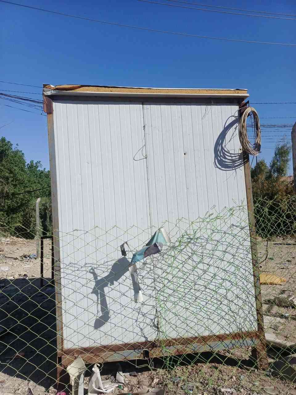 اعادة نشر + تقليل السعر ومستحيل احد يحصل اقل من هذا السعر ولو ما مستعجل ع البيعه ما جان بعته بهيج سعر :
سلام عليكم شباب.. مخزن / كرفان ساندويتش للبيع 
للبيع مخزن ساندويتش بانل نظيف ، يرهم للسطح أو للحديقة مساحة تخزين لطيفه وبناء مرتب وجاهز للنقل مباشرة.
المواصفات والإبعاد:
 الطول: 3 امتار
 العرض:  2 متر
 الارتفاع: مترين و 30 سم
 التفاصيل: بيه باب وشباك ألمنيوم.
 البناء: أرضية حديد راقي وقوي وفوكاها خشب بلاويد
المكان: النجف / حي المكرمه
السعر:   700 الف   وبي مجال 
التفكيك والنقل: على المشتري.
للطلب والاستفسار تواصل وياي على الخاص أو اتصل على الرقم: [***********]
