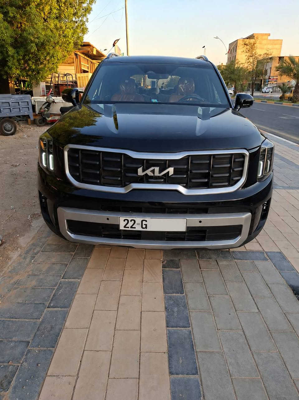السلام عليكم  كيا تولورايد موديل ٢٣فئة Xpro وارد أمريكي حادثه جاملغ أيسر بس بدون ارباك ماشيه ٢٨ الف استخدام شخصي سياره امفوله بالعافيه للصير من نصيبه مواصفاته السياره 
محرك 3800/ جي تي اي
٧ راكب Vip منفصل
كشنات حار بارد 
كيا تلورايد 2023 فئة X-Pro هي الفئة المخصصة للطرق الوعرة، وتُعد من أعلى الفئات في موديل 2023.

المحرك والأداء

* محرك V6 سعة 3.8 لتر
* قوة 291 حصان
* عزم 355 نيوتن.م (262 رطل-قدم)
* ناقل حركة أوتوماتيك 8 سرعات
* نظام دفع رباعي AWD قياسي.
* أوضاع قيادة متعددة مع Tow Mode للسحب. 

القدرات

* جنوط مقاس 18 إنش.
* إطارات All-Terrain مناسبة للطرق الوعرة.
* خلوص أرضي أعلى من الفئات العادية.
* قدرة سحب تصل إلى 5,500 رطل (حوالي 2,495 كجم). 

التجهيزات الداخلية

* شاشة معلومات وترفيه 12.3 إنش مع ملاحة.
* شاشة عدادات رقمية 12.3 إنش (حسب التجهيز).
* دعم Apple CarPlay وAndroid Auto.
* مقاعد جلد مع تدفئة وتهوية للمقاعد الأمامية.
* فتحة سقف.
* نظام صوتي فاخر (حسب النسخة).
* منفذ كهرباء 110 فولت في منطقة الأمتعة. 

أنظمة الأمان

* مثبت سرعة ذكي.
* المحافظة على المسار.
* مراقبة النقطة العمياء.
* فرامل طوارئ تلقائية.
* كاميرات وحساسات محيطية حسب التجهيز
السعر ٣٦٠$ وبيهه مجال
العنوان  بغداد كفاءات الدوره 
للاستفسار  الاتصال على هذا الرقم :***********
***********
