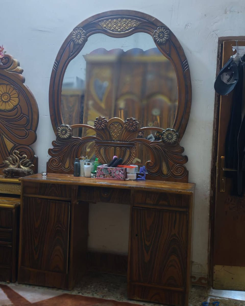 غرف نوم نظيفه خشب قوي ومتانه بسعر مناسب جداً 450 وبيها مجال
كنتور 6 ابواب + زاويه + ميز تواليت + جربايه مع التاج 
غرفه كامله ونضيفه مكانها حي الجهاد الزنابره 
رقمي ***********
