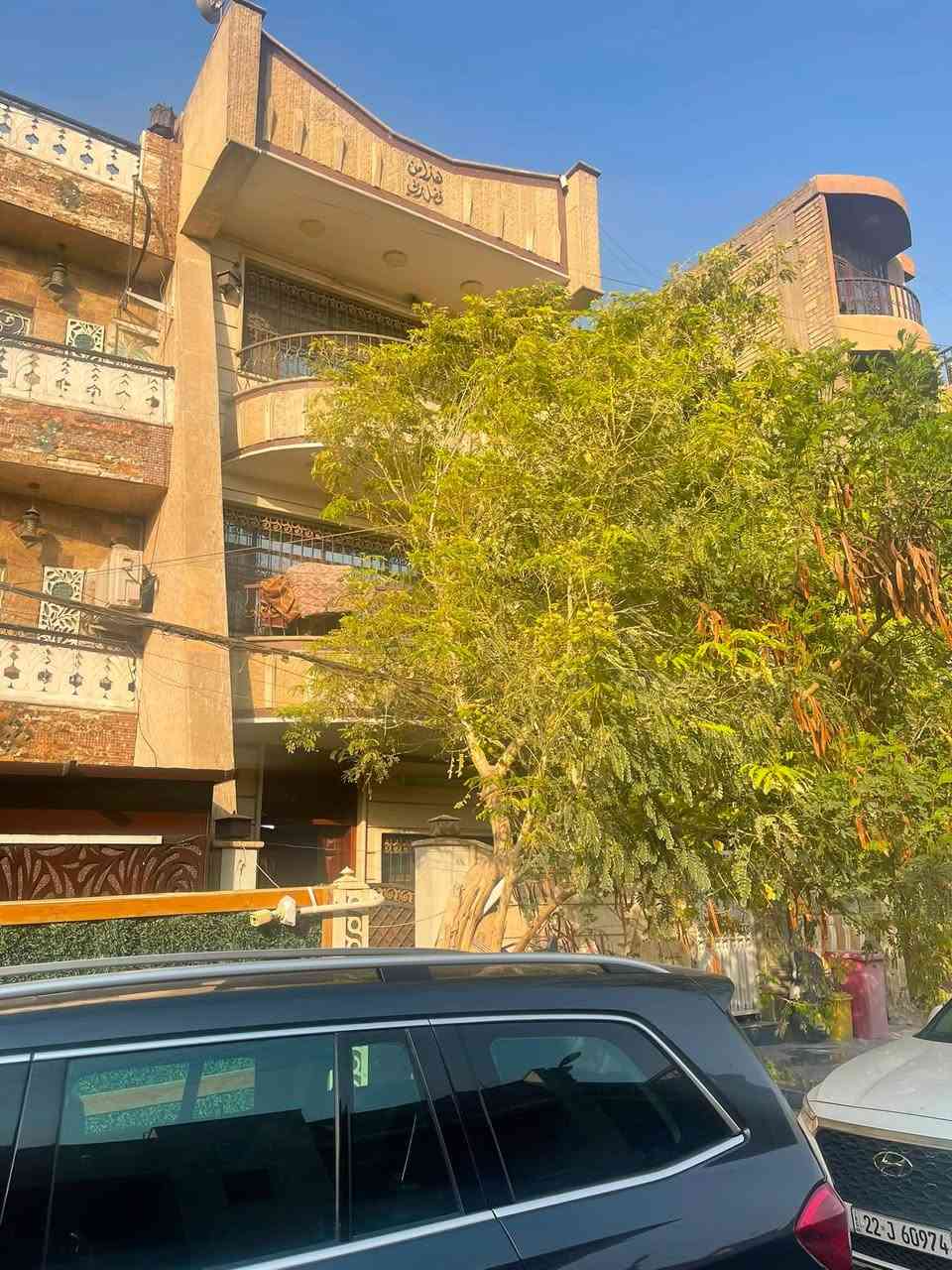 للبيع مشتمل مسلح نظيف جداً اربع طوابق المساحه 88 متر واقع حال 90 الواجهه 5،30 والنزال 16،5واقع حال 17 متر يحتوي الطابق الاول على مدخلين استقبال ومدخل للهول الحولي ومطبخ معزول وخدمات ومنور والطابق الثاني غرفتين نوم وخدمات والطابق الثالث غرفتين نوم وخدمات والطابق الرابع بيتونه وسطحين الموقع شارع فلسطين محله 502 باحلى واهده فرع قرب شارع الحاسبه وقرب السوك قرب مدرسة المتميزات للبنات للاتصال *********** او *********** شركة الخيمه للعقار
