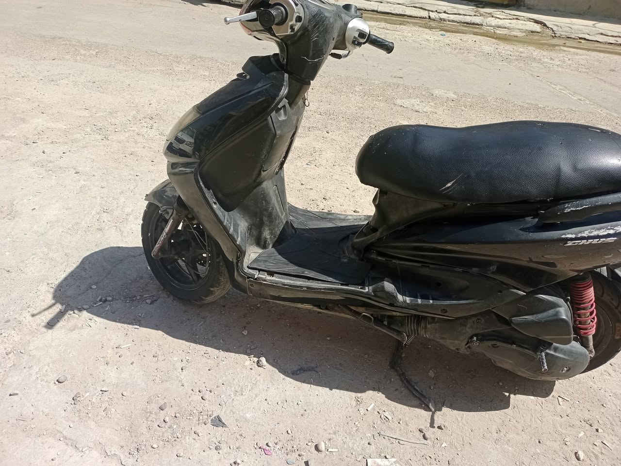 السلام عليكم سكنس نثيه للبيع مجفته جديد كفرات اصليه كابريتر اصلي تايرات جديد كلجات رياضي ابيع كوم حديد 250الف مكان الدراجه حي الجهاد ***********موجود وات ساب

