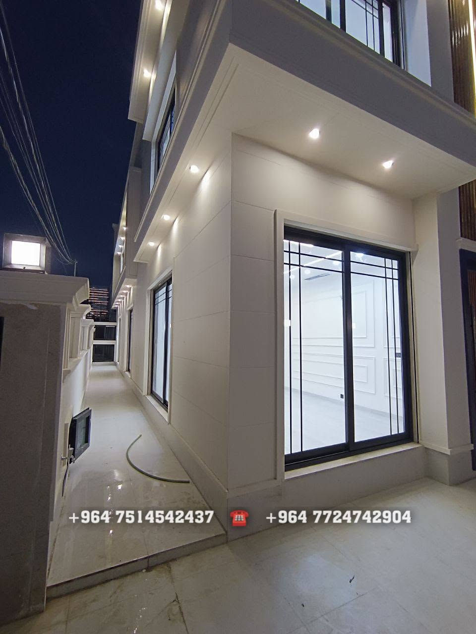 ✨ منزل مودرن فاخر للبيع في أرقى مواقع أربيل – 32 بارك (المربع الأول) ✨

فرصة سكنية واستثمارية استثنائية في موقع استراتيجي مميز مقابل امباير ودريم ستي مباشرة!

📍 موقع العقار والمميزات:
المنطقة: 32 بارك – المربع الأول.
الموقع: موقع ركن مميز، يقع على شارع 20م ومقابل شارع 20م.

الخدمات: أمامه مباشرة مركز تسوق متكامل يلبي كافة احتياجات العائلة.

🏡 مواصفات وتقسيم البيت (ديزاين مودرن):
عدد غرف النوم: 4 غرف نوم (3 منها سويت).
الطابق الأول: غرفة نوم + استقبال فاخرة + صالة معيشة.
الطابق الثاني: 3 غرف نوم (جميعها نظام سويت).

المرافق والمساحات:
مطبخ واسع جداً بنظام (حار وبارد).
حديقة منظمة + كراج للسيارة.
مجموعة صحيات بتشطيبات حديثة ومكتملة.

📜 الوضع القانوني:
طابو صرف (جاهز للتحويل المباشر).
يسجل رسمياً باسم أي شخص يحمل الجنسية العراقية.

📲 للاستفسار أو لتحديد موعد للمعاينة:
يرجى الاتصال أو التواصل عبر الواتساب على الارقام:
***********
*********** أربيل, العراق
