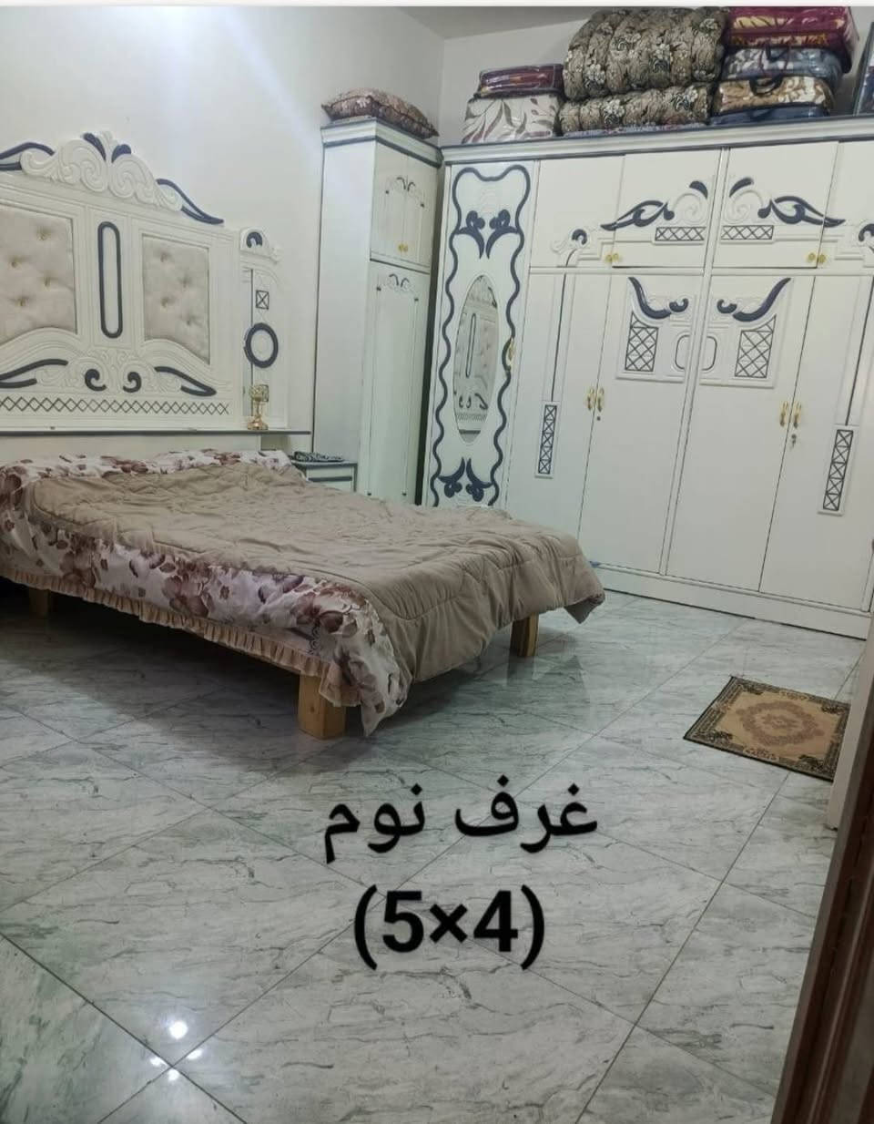 اللهم صل وسلم على سيدنا محمد وآل محمد
بيت ٣٠٠م للبيع كربلاء عل شارع بغداد مقابل حي  الزهراء جهة الدخول إلى كربلاء عمود ٥٢ يبعد عن الشارع العام ٨٠٠ متر تقريبا تبليط يوصل الباب البيت بحي التركمان البيت طابو بستنه سند ٢٥ إقرار محكمة واجهة البيت ٢١ والنزال ١٤ خدمات كاملة البيت يتكون من مضيف معزول بوحده هوه و الطارمه مالته مساحة الطارمه ٥ في ١٤  ومغاسله وبابه معزول وحده يستخدم لزوار مساحة المضيف ٥٠ متر ٥ في ١٠ البيت هم بابه يفتح عل الشارع يتكون من ٣ غرف نوم كل غرفه مساحتها ٢٠ متر ٥ في ٤ ومطبخ ٥ في ٤ وصاله ٧ في ٨ و فوك غرفة نوم ٥ في ٤ و صاله ٥ في ٥ البيت مابيه اي نقص بس لبخ الواجهيه الإتصال على *********** او على ***********
