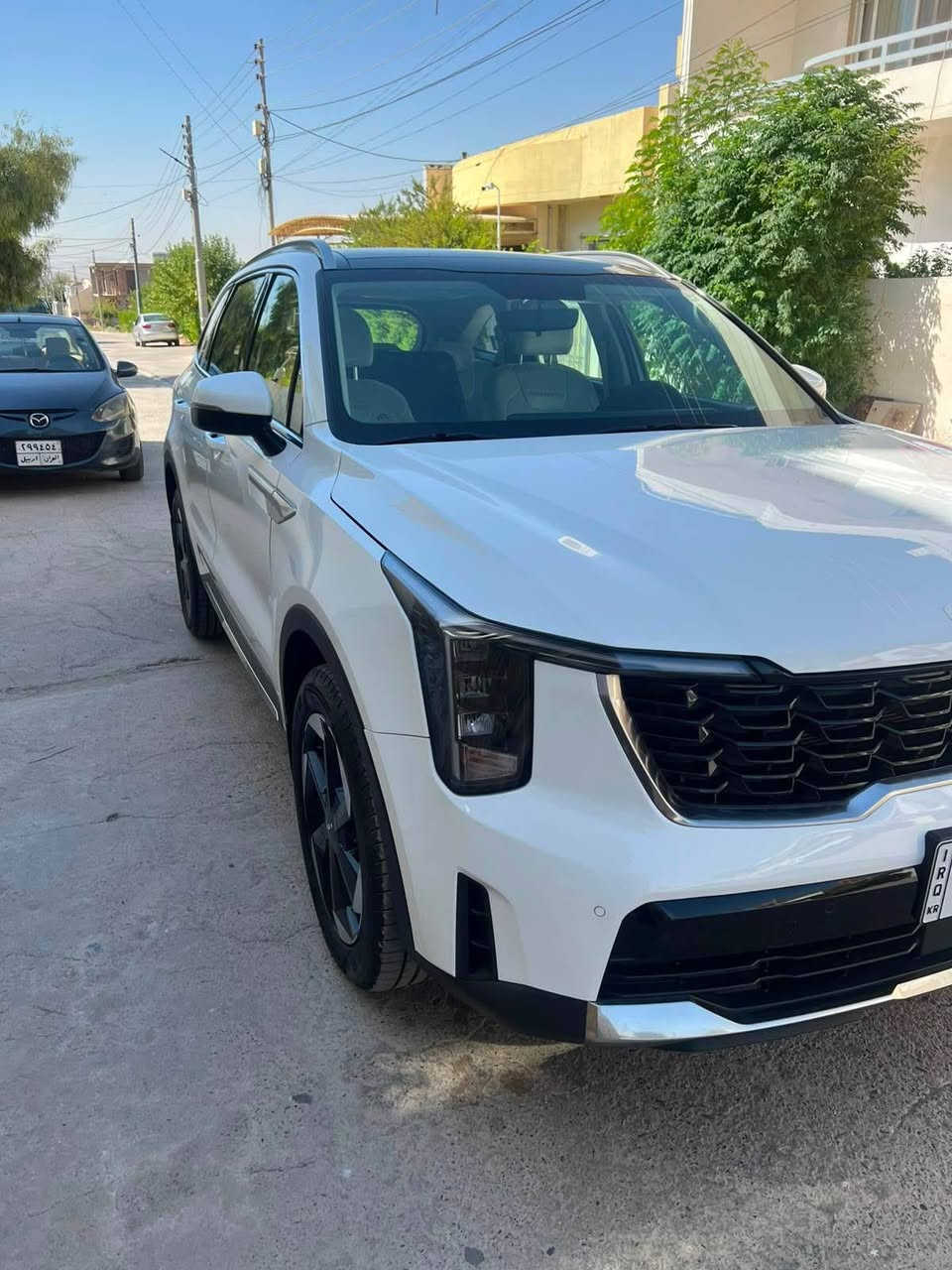 Kia sorento 
سەیارەکە فول مواسەفاتە 
بەسمەیە شاشە گەورەگە پانۆرامایە 
گیر ڤۆلیۆمە لەیت لەدە بریک بەسمە 
ئەوتۆ هۆڵد زۆر مواسەفاتیکە 
سەیارەکە بی دەعمە 
لەسەر ساخە ١٠ پارچە رەشە بێ ئیرباگ بێ دەعم
نرخی ٢٤٧ وەرەقە مەجەلەکی کەمی تێدایە
*********** كويسينجاك, أربيل

