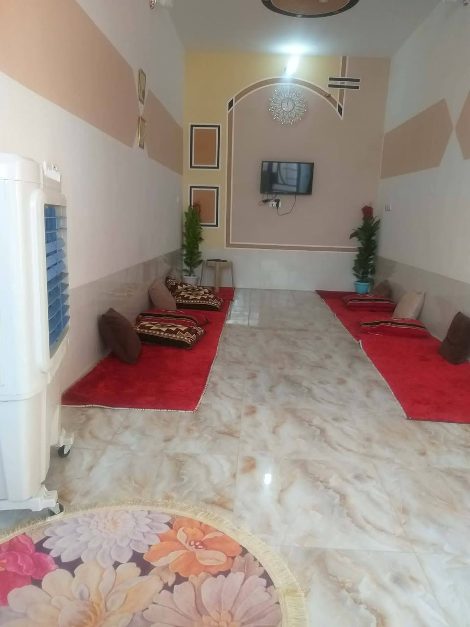 سلام عليكم دار للبيع مساحه ٢١٠متر زراعي مقابل البوابه حي ميثم التمار بناء حديث  هذا رقمي اشرح التفاصيل مع السعر ***********

