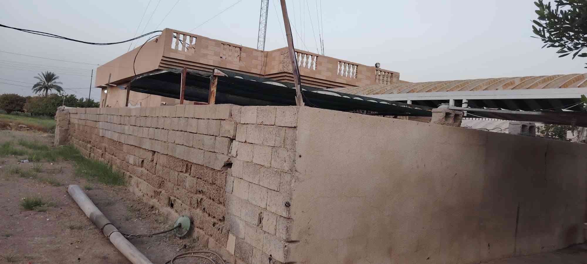 سلام عليكم دار للبيع عقد زراعي 117 مساحه البيت 400 + قطعه ارض 380 يتكون البيت من مطبخ خارجي +مطبخ داخلي +صاله +3غرف نوم احد الغرف سويت +استقبال +حمام السعر 150 قابل للتفاوض للاستفسار اتصل *********** مكان ابي غريب حميد شعبان
