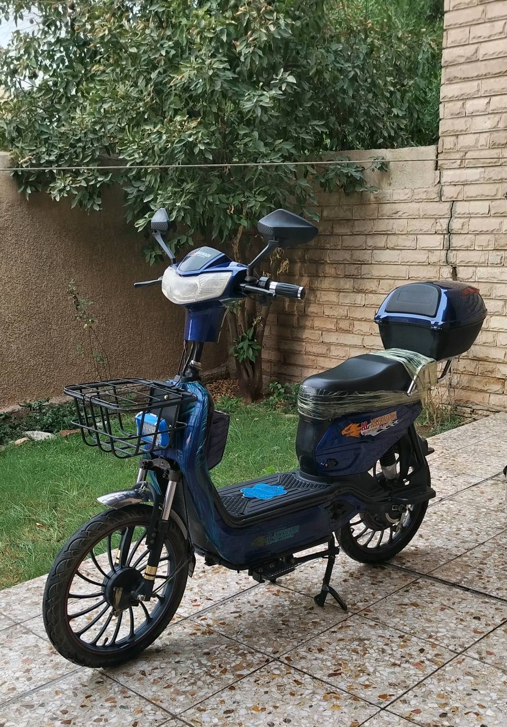 #للبيع

دراجة كهربائية شحن نظيفة جداً
من شركة الاخوين الغنية عن التعريف 5 بطاريات بسرعة ٨٠ كيلوا متر بالساعة بسعر 300 ألف فقط 👌
شنو موديل الدراجة بالضبط وكم سنة صنعها؟: 
موديل شركة الاخوين 2024
البطاريات شنو حالتهن هسه؟ يشحنن زين لو بيهن ضعف/يحتجن تبديل؟: 
البطاريات تعمل بشكل جيد وبنسبة قوة 50٪
وين مكان الاستلام بالضبط؟ وهل أكو إمكانية توصيل داخل المدينة؟: 
بغداد اليرموك حي القادسية 
هل عليها أوراق/مستمسكات أو رقم شاصي، وبيها تسجيل لو لا؟: 
دراجة شحن 
آخر سعر شكد؟ وهل قابل للتفاوض لو السعر ثابت؟: 
٣٠٠ ألف فقط 👌
شنو سعة البطاريات بالضبط؟ وهل هنّ أصلية/مبدلات، وكم مسافة تكطع على الشحنّة الواحدة تقريباً؟: 
البطاريات تعمل بنسبة 40 ٪
المكينة والفرامل والإطارات شحالتهن هسه؟ بيها أي صوت/عطل/تصليح يحتاجه المشتري؟: 
جيدة جداً
الشاحن موجود ويّاها لو لا؟ وإذا موجود، أصلي ويفتح شحن طبيعي؟: 
الشاحن اصلي
البيع نهائي لو قابل للتفاوض؟ وهل تگدر توصل داخل بغداد لو الاستلام فقط باليرموك/حي القادسية؟: 
لايوجد توصيل