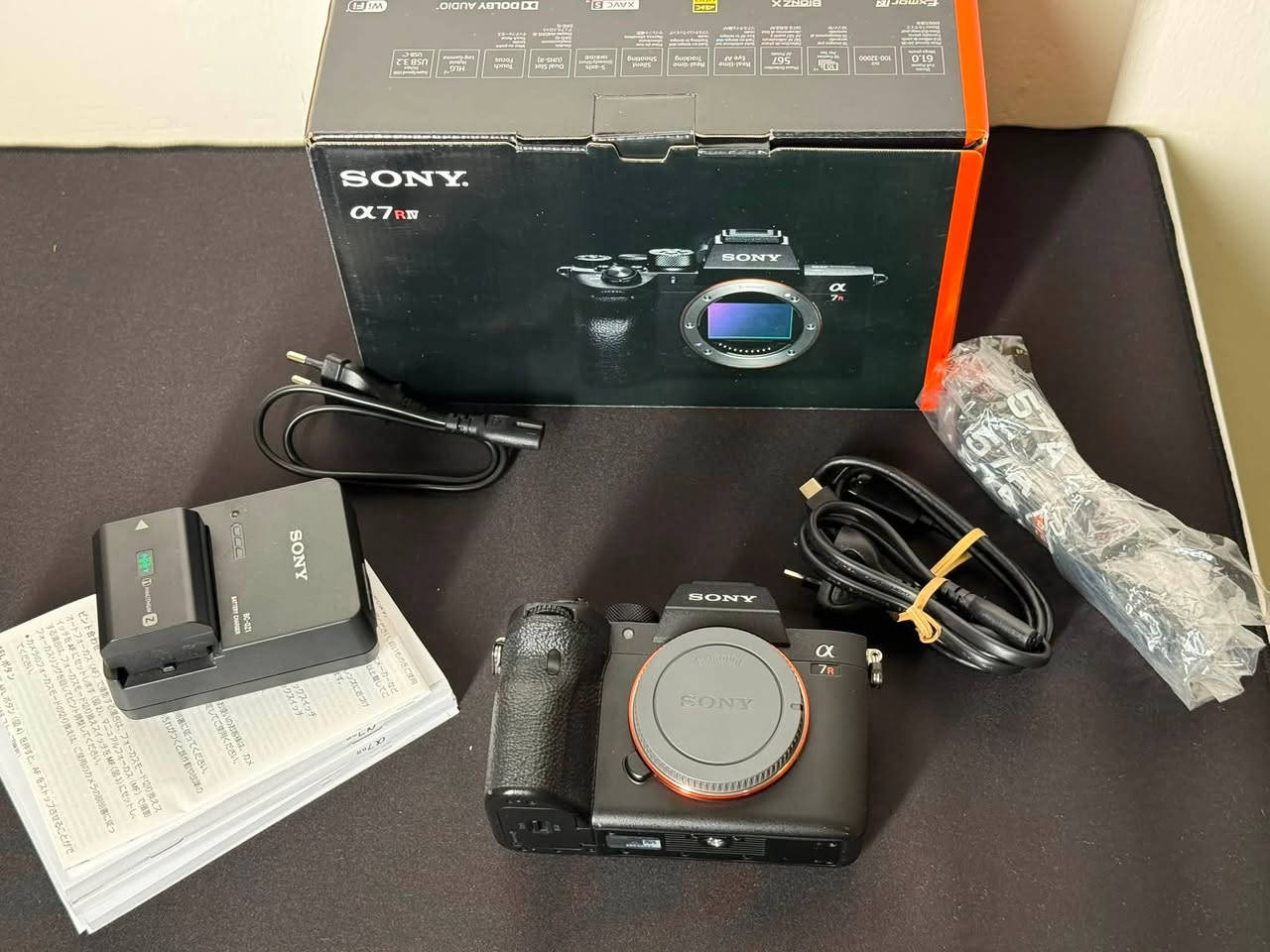Sony A7RIV
کامێراکە لە %99 خاوێنە 
خۆم بە تازەی کریومە کارتۆن کامل عەشیای شەریکەی لەگەڵدایە 
و25K وێنەی گرتوە تەنها کاری فۆتۆی پێکراوە 
هیچ شوختێکی نیە و بەشەرت دەیفرۆشم 
ئەگەر مشتەریت نامە بنێرە ***********
