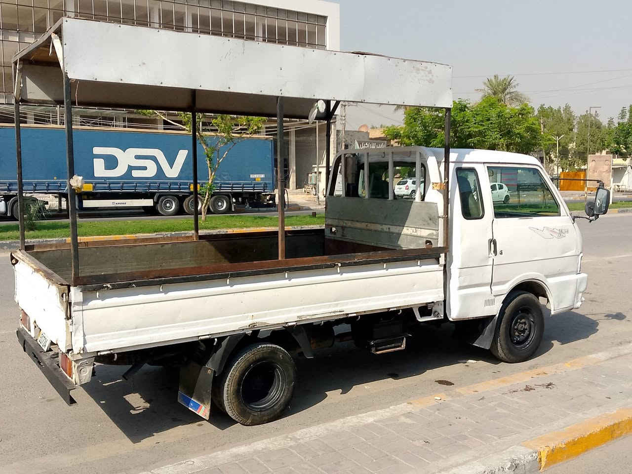 سلام عليكم كيه بنكو موديل 95 قماره وربع سبعه جنكال كير ومكينه وكسن خير من الله رقم انكليزي بغداد بسمي تحويل ثاني يوم صدر امامي خير من الله تايرات نضيفه تبريد عوزه بس غاز سياره بيه رشات بصيطه فقط ادوس امعمره احله من الصوره مكاني بغداد زعفرانيه اربع شوارع 
رقم ***********

