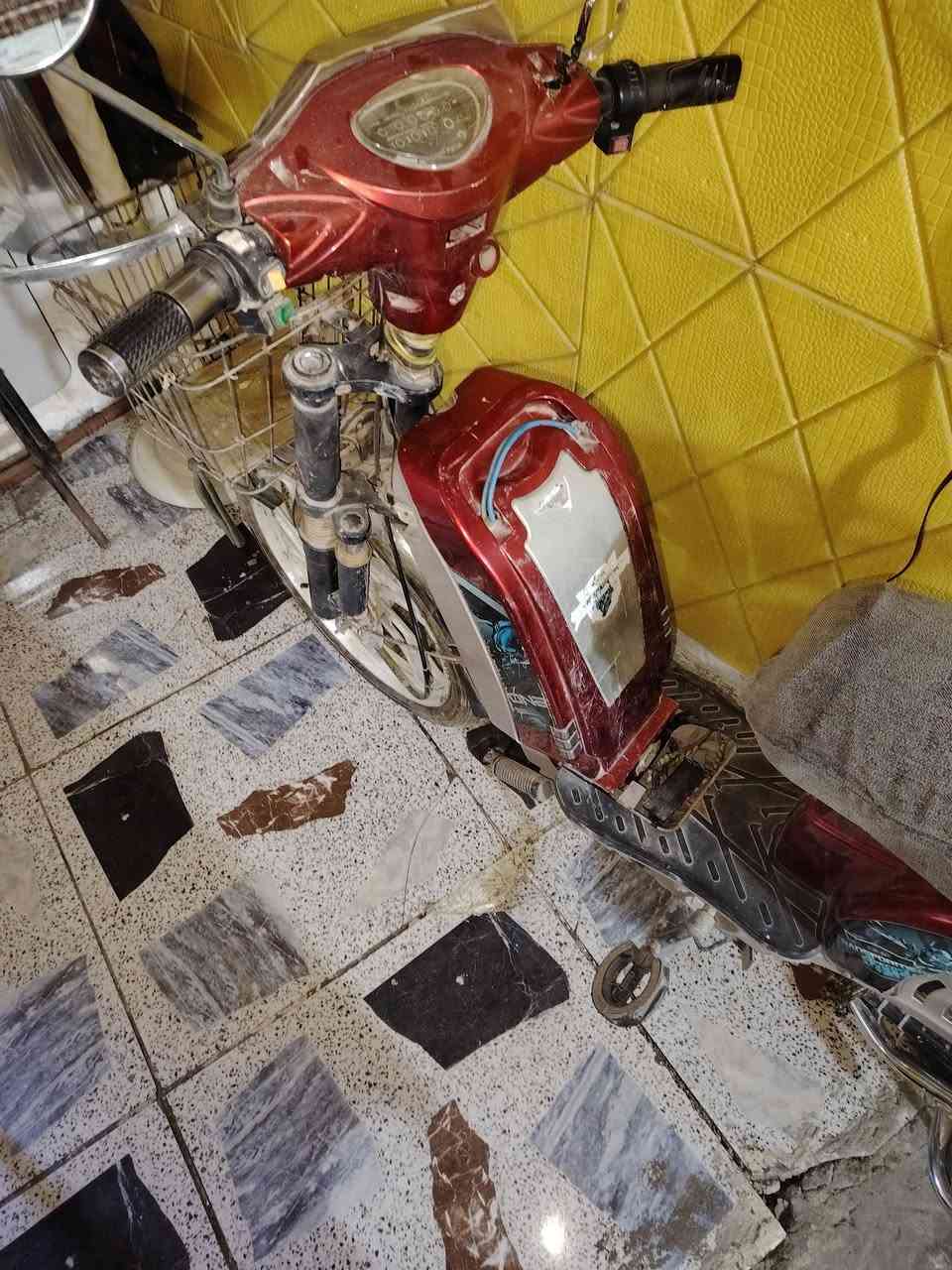 دراجه شحن حجم 17 عطل ٣ بطاريات شغاله كامله تمشي مسافه قصيره وتطفى سعره ٢٠٠ وبيها مجال اتصال ***********
