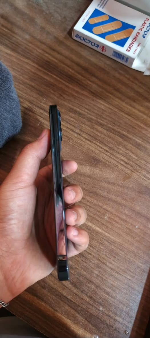 للبيع iPhone 12 Pro Max كفالة- (نيلي)
اللون: نيلي
السعة: 128GB /بطاريه 77 ½
نسخه الشرق الأوسط
مع الكارتونه الاصلية المطابقه ونظيف جداً مامبدل أي قطعة، والجهاز بحالة ممتازة
السعر: 470 بي مجال 
الموقع: بغداد -البلديات
ما للتواصل:***********
