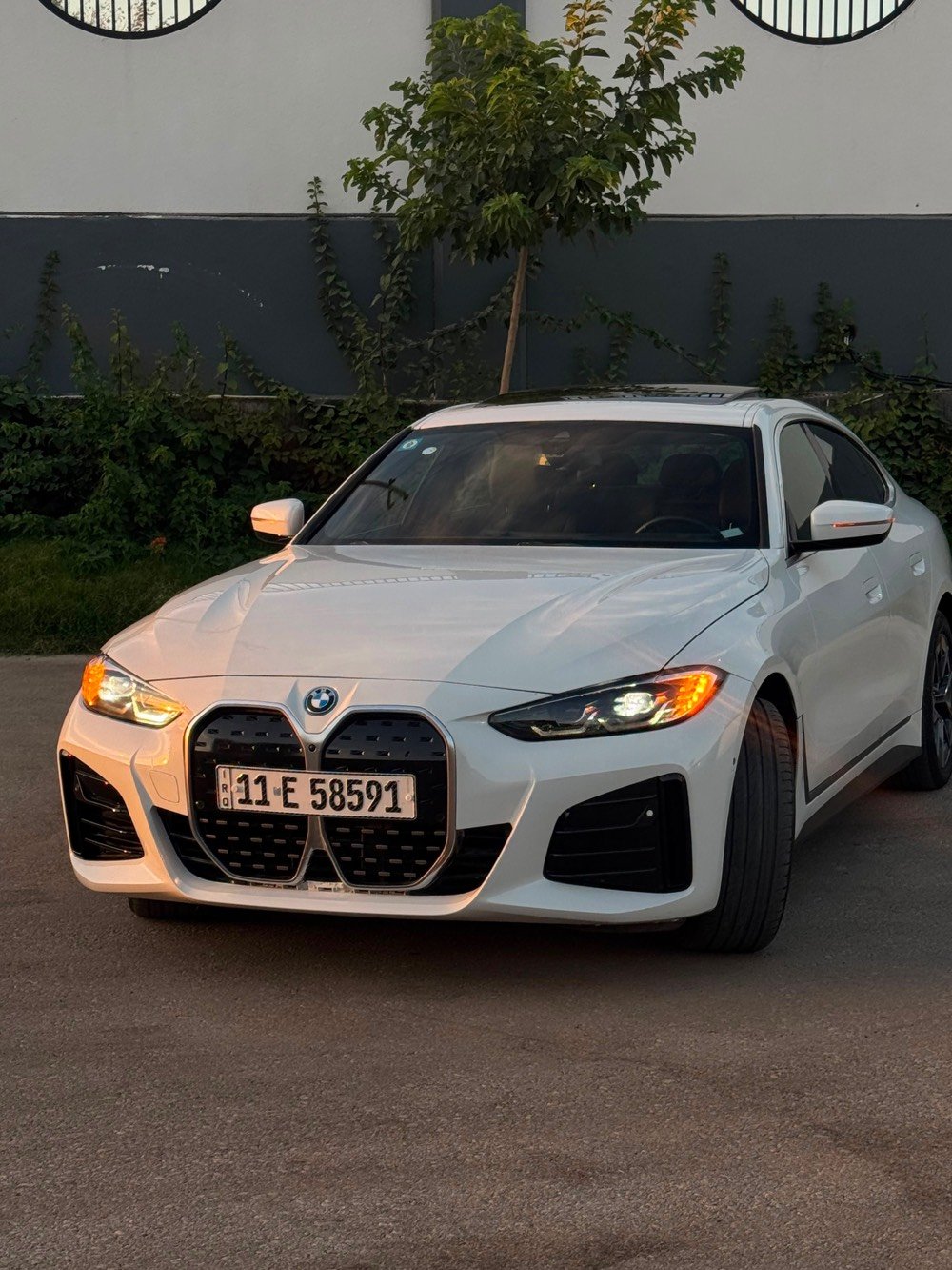السلام عليكم 
bmw 2024 
كهرباء فول الكترك 
قطعتين صبغ 
بدون دواخل
رقم بغداد 
265 $
***********
شنو الموديل الكامل بالضبط للـ BMW؟ يعني i4 لو iX لو موديل ثاني، وشكد المواصفات/الفئة؟: 
i4 e35
شكد الممشـى الفعلي للسيارة، ووضع البطارية شلون من ناحية الصحة والمدى؟: 
15 الف 
جيد جدا
وين موقع السيارة حالياً بالعراق حتى المشتري يعرف وين يجي يفحصها؟: 
بغداد / اليرموك او الكاظمية
السعر 265$ نهائي لو بيه مجال بسيط، ومنو يطلب الفحص قبل الشراء؟: 
مجال بسيط