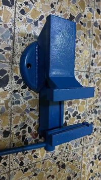 مكينة قديمة • حديد خالص • مصبوغة