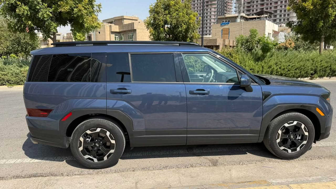 🚘 Hyundai Santa Fe SEL 2026
📌 VIN: 5NMP2DGL3TH172012
⚙️ المحرك: 2.5 تيربو – 4 سلندر – AWD
🔥 القوة: 277 حصان
🎨 اللون: Atlantis Blue الجديد
🤍 الداخلية: جلد أبيض بالكامل
👨‍👩‍👧‍👦 3 صفوف – 7 ركاب
📍 الموقع: أربيل
🛣️ الممشى: 7,800 ميل فقط

أبرز المواصفات:
• شاشة كبيرة متصلة مع العداد
• رادارات أمامية وجانبية وخلفية• تحديد المسار والقيادة المساعدة + Blind Spot
• فرملة تلقائية + حساسات أمامية وخلفية
• دخول وتشغيل ذكي + تشغيل عن بُعد
• فرامل يد إلكترونية + Auto Hold
• 4 وضعيات قيادة: Normal / Sport / Custom / Snow
• مثبت سرعة ذكي + مثبت نزول منحدرات
• تبريد أمامي وخلفي والصف الثالث
• تدفئة الكراسي الأمامية
• كرسي السائق كهربائي
• صندوق كهربائي
• شاحن لاسلكي + USB-C لجميع المقاعد
• كاميرا خلفية
• جميع الإنارة LED
• قفل أطفال ISOFIX
• إضاءة مقابض الأبواب الخارجية
   وبيها بعد مواصفات اكثر
 حالة السيارة:
السيارة دخول جديد ومصلحة على إيدي، وجميع القطع المستخدمة بلاديه شركة.
الحادث موضح بالصور، والصبغ فقط نصف البونيت، والجاملغ وحافة باب السائق مصلح بـ PDR.

✅ ممشى قليل جداً
✅ نظافة ممتازة
✅ بدون مصاريف إضافية
✅ السياره على الطبيعة أحلى من الصور
📋 كاتي أربيل – تترقم شمالي

سعر السيارة : 237 وبيها مجال
***********
