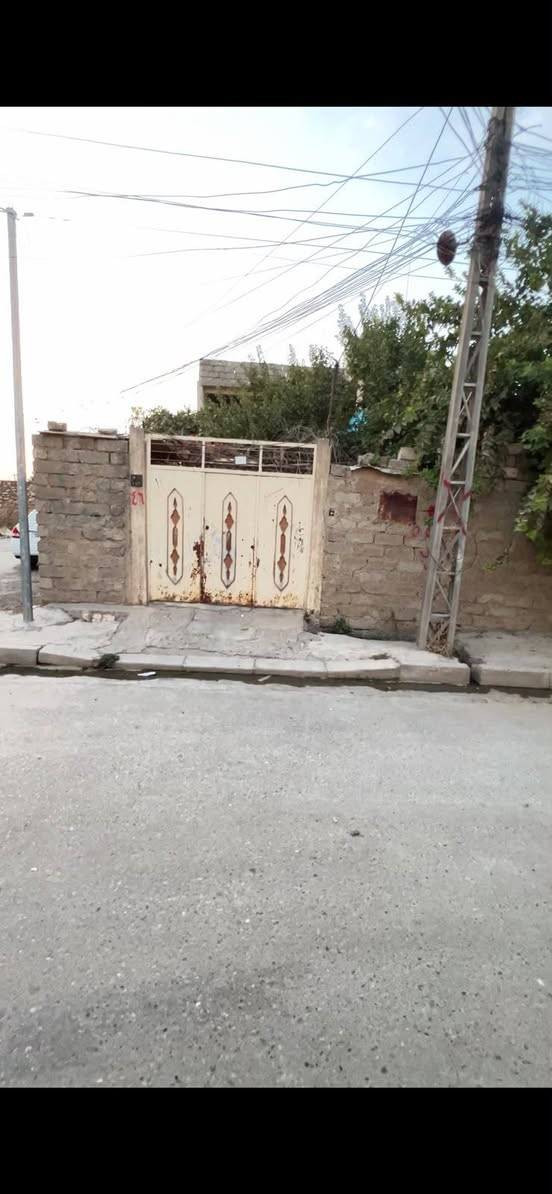 السلام عليكم دار للبيع في حي القاهره  قرب سايديين البنوك قريب على شارع العام ملك  صرف سند 26  بيت ركن طابقين شرقي متكون من اربع غرف ومطبخ  وصحيات  مع حديقتين مساحته 175 متر  سعر البيت بحساب ارض  الاستفسار الاتصال على الرقم. 
***********

