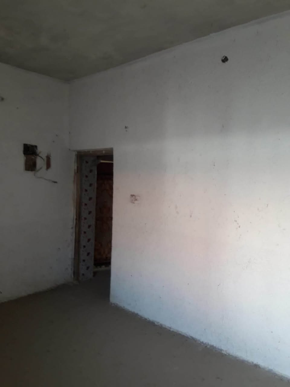 دار مساحته 144 متر الواجهه 10 متر والنزال 14.4 متر في الدوره بداية  ابو دشير بالقرب من الملعب و مزرعة ابو فلاح بناء بالتسعينات مسلح مضبوط طابق واحد ابيع قطعة أرض سعر المتر مليون ويرهم مراوس بمساحه اقل في البياع أو مدينة الحرية اوقريب على هذه المناطق علما ان الدار فارغ  للاتصال ***********   أو الرقم 
***********    يوجد واتساب مستعجل على البيع
