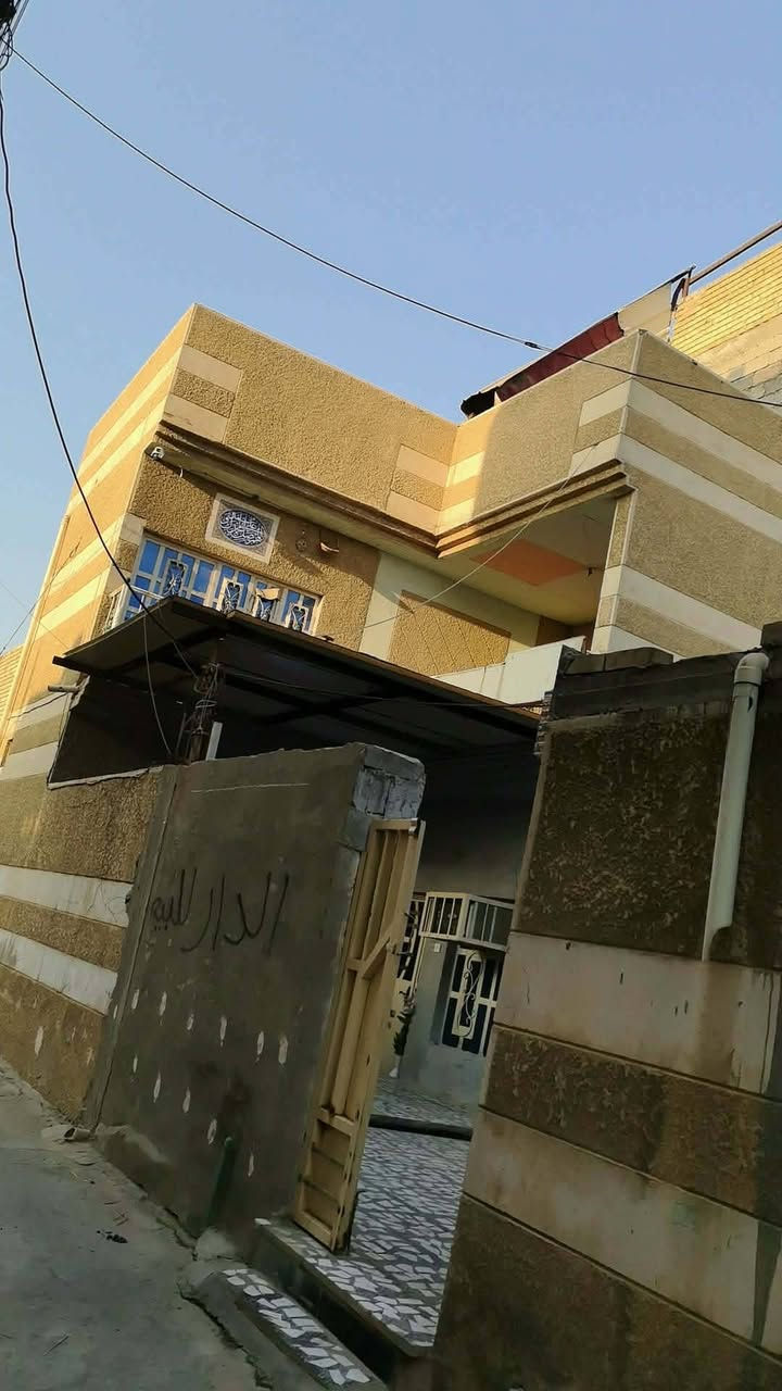 بيت للبيع مساحه ١٨٠متر طابو في منطقه المعامل الباويه شارع معمل ثلج داخل دربونه نضيفه ومغلقه ومصبوبه طابوو ملك باسمنا ينباع هو واثاثه كامل وكله جديد الاثاث  يحتوي ع ثلاث طوابق ارضى بي صاله واستقبال ومطبخ حار بارد صحيات برا وجوه كلهن كبار والثاني يحتوي على غرفتين وصاله وصحيات أيضا ثالث يحتوي على غرفه كبيره كامله مسوينه مخزن بيت كله كاشي وديكورات حديثه سعر مناسب والي يريد يتفضل خاص باقي تفاصيل او ع رقم ***********
