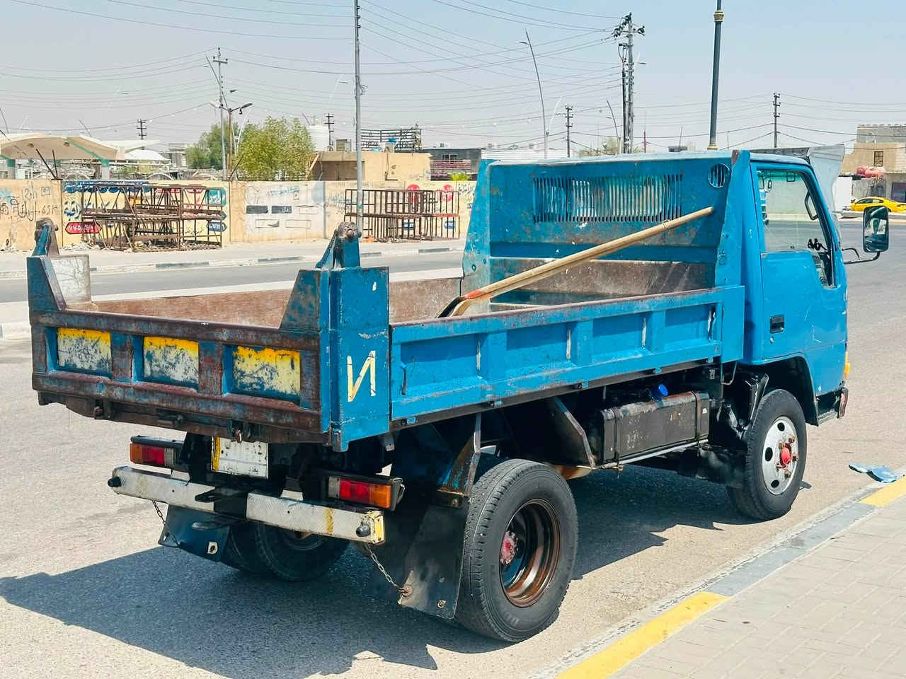 السلام عليكم
سياره كنتر عضم موديل 2991 
محرك 32 تنقص من تدبيله تبديله شي قليل كلش 
كير شاصي مكفول +دبل شاصي 
سياره بأسمي مكفوله من اي شي رقم بغداد 
مكاني البصره ***********
