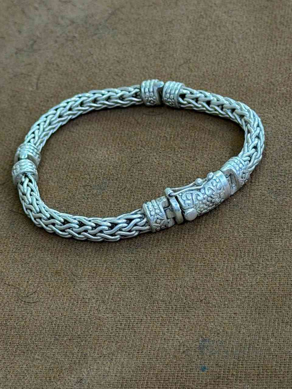 سوار فضه اصلي وزنه 43 غرام سعره 150 الف مكاني بغداد مدينه الصدرالشراي يتصل ***********
