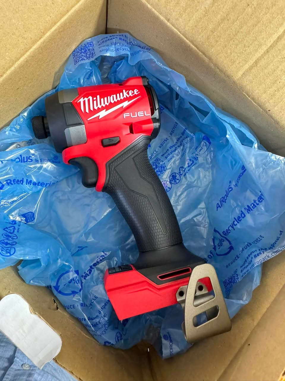 سلام عليكم اخوان 

متوفر عدد ملواكي  Milwaukee (اصلي فقط ) كامل او فارغ 

الشراي ايراسلني خاي او يتصل توصيل متوفر 

*********** واتساب
