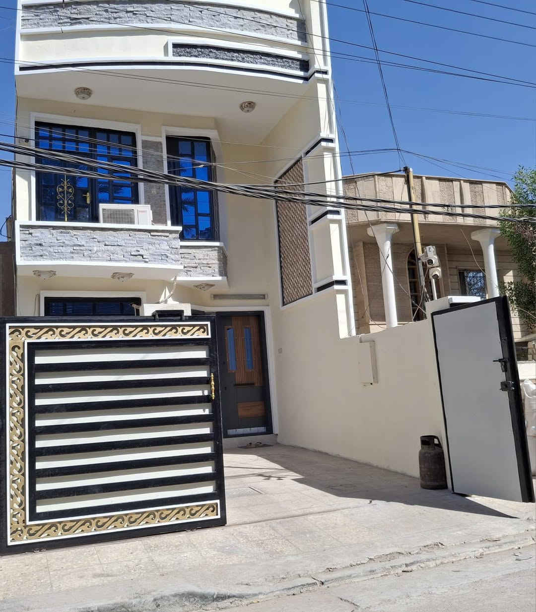 دار للبيع في الطعمة موقع مميز شارع جامع خالد خلف التجاري بلوك مكتبة القريشي.

 المساحة ١٢٥ متر الواجهة ٥ متر والنزال ٢٥ متر ، طابقين ونصف بناء ممتاز يحتوي مدخلين وكراج سيارة يتكون من صالة ضيوف وهول و٦ غرف و ٣ حمامات ومطبخين. من الممكن عزله كطابقين مستقلين متكاملين. 

للاستفسار التواصل مع هذا الرقم: ***********
