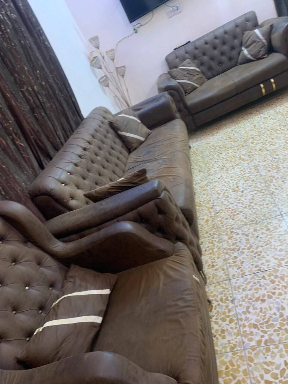 جلد • ١٠مقاعد • نظيف جدا