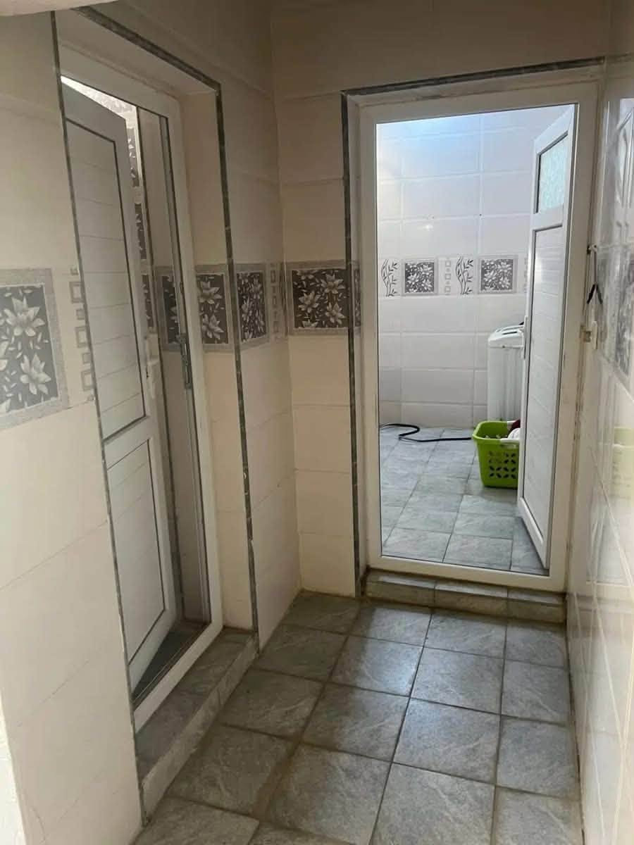 بيت للبيع
الموقع: منطقة البو شامان مقابل مدرسة غزة📍 
المساحة 500م 
يتكون من بيت رئيسي  ومشتمل مستقل و شقتين طابق ثاني
مناسب للسكن و للاستثمار 
البيت الرئيسي: • كراج كبير مع حديقة
• مطبخ 4x5
• هول 5x6
• غرفة ضيوف (خطار) 8x5
• موزع 6x4
• غرفة نوم مع سويت داخلي 5x4
الطابق الثاني: عبارة عن شقتين مستقلتين
الشقة الأولى: • موزع 5x4
• 3 غرف (5x4 لكل غرفة)
• مطبخ 3x3
• مجمع صحيات
الشقة الثانية: • مدخل مع مطبخ 3x3
• مجمع صحيات
• هول 5x4
• غرفة نوم 5x4
المشتمل الأرضي: • كراج كبير مع صحيات
• مطبخ 4x5
• هول 5x4
• غرفة مع سويت 4x5
• غرفة صغيرة تستخدم مخزن
للاستفسار:
***********
