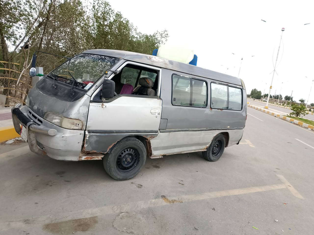 للبيع كيا هونداي كوم حديد مكينه مكطوع بيها ذراع عوزها تجفيت كير جديد اكسن حلو تخم تاير جديد داوخلها حلوات رقم مثنى  العنوان ناصريه مركز رقم الهاتف ***********

