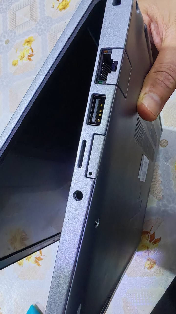 Dell latitude 5310 i7 touch screen
Ram 16 
Hard 512 
Intel (R) Core(TM) i7_10810U

كارت الشاشة داخلي 
نوع ذاكرة SSD
حجم الشاشة 13.3
شاشة لمس
كيبورد عربي + إنكليزي
نظافة 100/100 و سبح منافذ 
لون لابتوب رصاصي 
شحن كلش زين 
ملحقاته ماوس hp+ حقيبة
سوبر سلم جيل 10 حديث 
كامرة فول أج دي مع مغلق للكامرة
للتواصل: البصرة / الهارثة 
الرقم : ***********
سعر لابتوب 400000 ألف و بيه مجال
