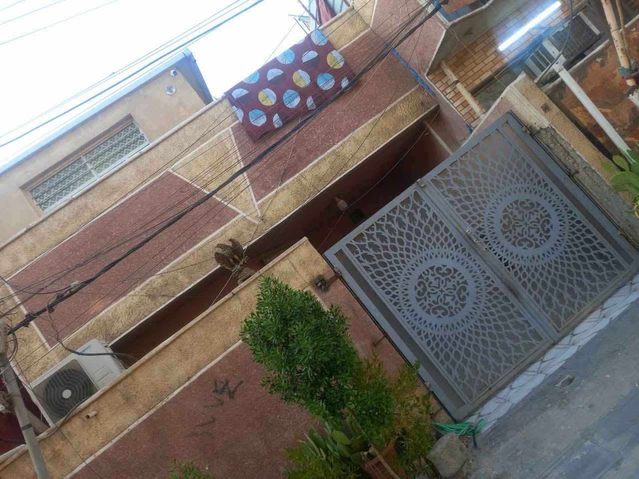 بيت مساحة 110 بشارع الحشد طابق ونص الطابق الاول يحتوي على حوش وتواليت وستقبال ومطبخ او حولي وغرفه جبيره ومنور وحمام والطابق الثاني غرفتين وسطح وسعر مناسب جدًا التواصل على هاذا الرقم ***********
