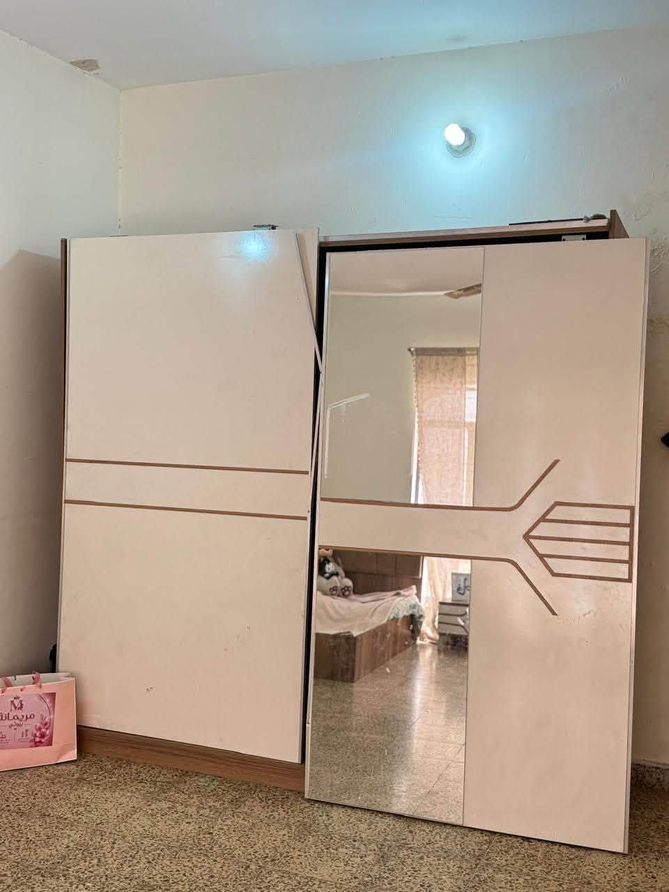 غرفه للبيع لغرض السفر نضيفه
ابيعها قطع وكامل 
سعرها ٢٧٥ وبيها مجال 
عنواني العامريه نادي الخطوط
***********

