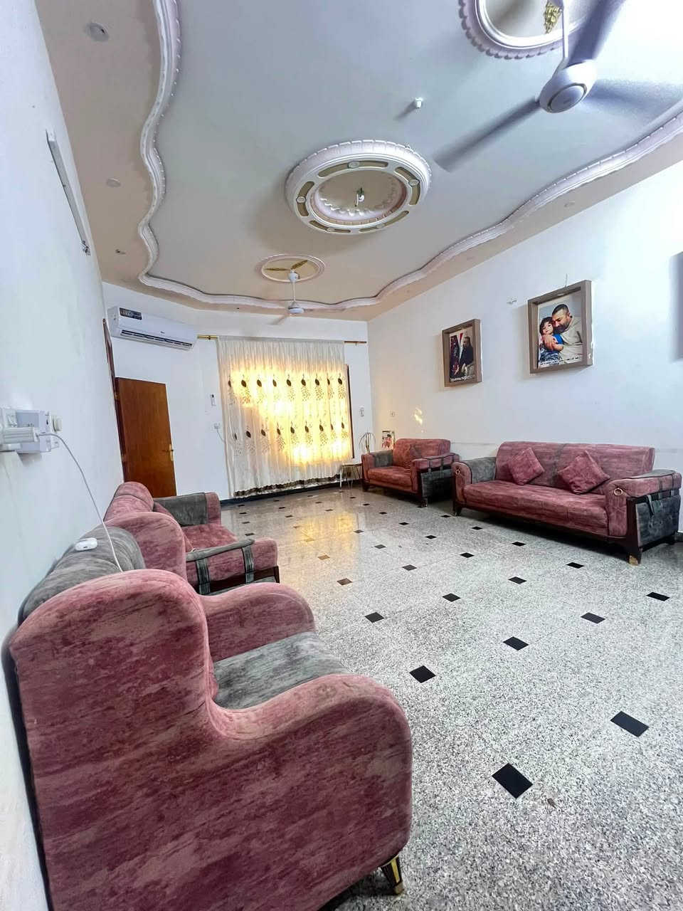 مساحه ٣٠٠ متر الموقع حي الجامعه شارع هدى سجاد قريب ثاني فرع بعد اسواق البقيع زراعي طابقين  ٤ غرف ثنين منهن سويت صاله واستقبال مطبخ  كراج سياره وحديقه. للاسفسار التواصل ***********
