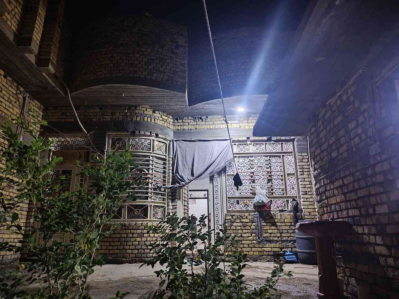 السلام عليكم بيت للبيع في سوق الشيوخ منطقة الدجين الثانيه قرب حسينة الحاج كشكول تتوفر كل الخدمات من ماء كهرباء اسواق مستشفى مدارس تتوفر كل الوسائل وقريب على الشارع التبليط يبعد عن الشارع الرئيس 30متر فقط المساحه 300يتكون من استقبال (ديوانيه) طول 11متر وعرض4م هول مدخل البيت عرض3م طول6م مطبخ 5م×4م صاله عرض 5م×10م درج دائري غرف عدد اثنين طول 5م×4م صحيات كامله بيت بناء طابوق بناء البيت جديد وحديث وجاهز يحتاج بعض التشطيبات البسيطه للتفاصيل اكثر الاتصال وتساب فقط ع هذا الرقم ***********
