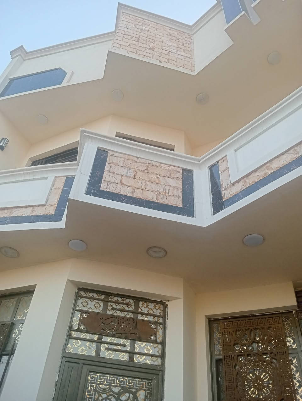 بيت للبيع الشهداء مربع جامع الأنبياء   مساحه 125  طابقين بناء حديث امام البيت حديقه  ونافذ ع شارع اربعين .رابع دار عن شارع 40 السعر 127مليون  للاستفسار الاتصال ع *********** ...
