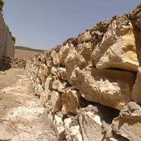 شغل حجر • بناء بيت • بناء سياج