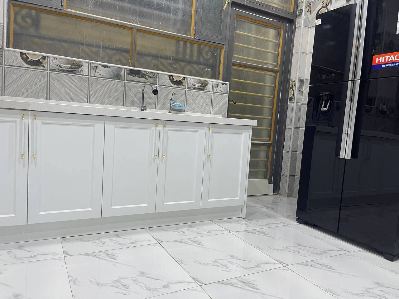 السلام عليكم 
بيع مستعجل بسبب ظرف طارئ
🏡 للبيع بيت حديث مميز في شارع 80  نجف – محافظة بابل (فرع سنتر عبودي)
فرصة سكن راقية في منطقة هادئة ومكتملة الخدمات، بيت حديث البناء لعام 2022، طابو صرف، جاهز للسكن الفوري.
📐 تفاصيل العقار:
المساحة: 100 متر
بناء طابوق حديث (2022)
طابقين + سطحين
أرضيات بورسلين راقية
شارع أمامي بعرض 10 متر
يبعد 200 متر عن الشارع العام
منطقة سكنية هادئة ومناسبة للعوائل
🏠 تفاصيل التوزيع:
الطابق الأرضي: استقبال + صالة درج + مطبخ + مجمع صحيات + صحيات خارجية
الطابق الأول: غرفتا نوم + مجمع صحيات
سطحين
⚙️ الخدمات:
إكمال المجاري وتصريف الأمطار
إنترنت فايبر (ضوئي)
جاهز للسكن مباشرة
🛋️ الأثاث والتجهيزات (جميعها حديثة 2024):
تخم وطاولات
سبالت توسوت عدد 2
4 مراوح كهربائية
ثلاجة هيتاشي 4 أبواب
غسالة سامسونج 18 كيلو
شاشة 55 إنج
أوفن + ميكرويف + طباخ
فلتر ماء + ماطور ماء + سخان
مغسلة داخلية + 2 مغاسل فرفوري
كاونتر HDF و MDF
غرفة نوم كاملة
بردات
منظومة راوتر
مبردة حديد + مبردة بلاستيك
✨ مميزات العقار: بيت حديث، أثاث جديد، موقع هادئ، خدمات مكتملة، وجاهز للسكن بدون أي صرف إضافي.
📞 للاستفسار والمعاينة يرجى التواصل
***********

غير متواجد على مواقع التواصل الاجتماعي
