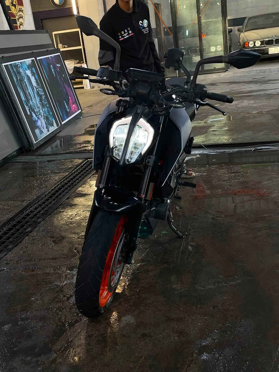 اللهم صلي على محمد وال محمد 
السلام عليكم 

KTM DUKE 390CC 2022  
ABS أمامي وخلفي 
Traction control 
Quick shifter 
الممشى : 11 ألف كيلو متر 
الصناعة : أوروبية نمساوية 
ناقل الحركة : تسلسلي من 6 غيارات 
نظام التبريد : سائل تبريد
نظام الوقود : حقن وقود إلكتروني ( نوزل ) 
إضاءة : LED 
شاشة العرض : TFT ملونة بالكامل 
سعة خزان الوقود : 13 لتر تقريباً 
سنوية ورقم بغداد مميز + الدراجة مكفولة كفالة عامة محرك وگير وكهربائيات وعقول 
هدية خوذة intense أصلية + فلتر شوتة + فلتر بانزين 
السعر الكلي : 4.250.000  
الرقم : *********** متواجد واتساب واتصال
