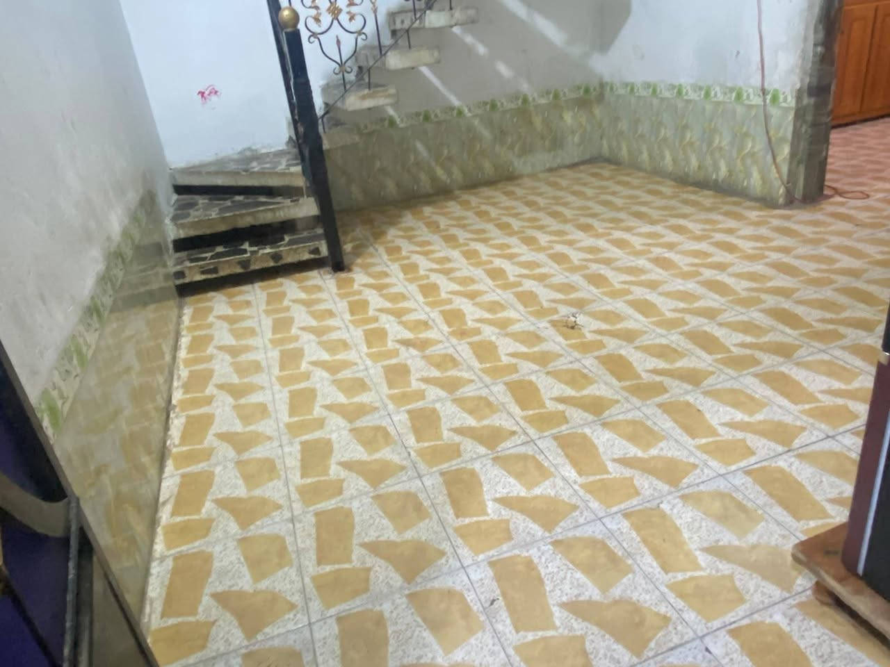 وين الحلوين والمرتبين لي يحبون ترتيب خل يوارونه بداعهم بهاذه البيت 💞😁

 البيت للبيع  المساحه 112 متر  

يبعد عن شارع العام الرئيسي دقيه وحده 
البيت مكون من غرفه وصحيات وصاله وستقبال 6طول وعرض4وربع 

مكان البيت ناصریه سديناويه مقابيل مثلجات الملاك سعره مناسب 45مليون

 وبي مجال قريب على شارع الرئيسي خدمات كامله بيت 🏠🩷

 جاهز فقط عوزه ترتيبات البيت كامل 
واهلا وسهلا بيكم تنورونه 💞🫶🙃
رقم تواصل يحلوين ***********
