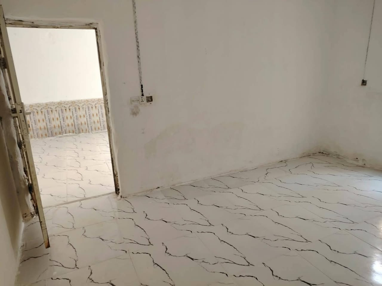 بيت طابو زراعي سند 25
مرقم. من قبل البلديه بي وصل وميزانيه شدوله من قبل لجنه الكهربا
 مساحه 100 م مربع مع فضله
يتكون من غرفه وصاله وستقبال ومطبخ وطارمه وحمام خارجي ارضيه بورسلاين وجدران المطبخ  سراميك بنا ابلوك سعر جدا مناسب 28 ديوانيه تقيه الثالثه قرب مجمع الروان 
لستفسار ***********
