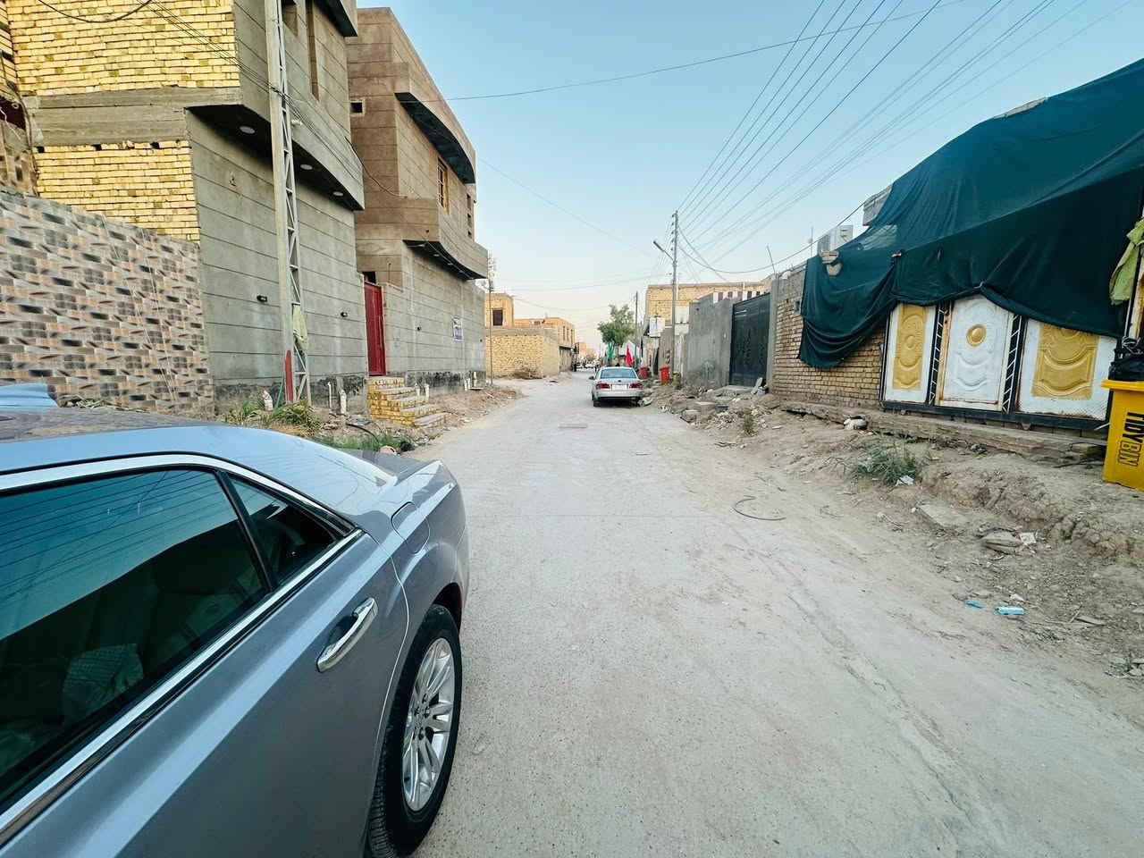 دار سكن للبيع 📍حي السيدة زينب
📍 مقابيل المجمع الطابو
* المساحة البناء : 300م 
*بناء الدار 200م: +100قطعة
* غرفة نوم عددد ٢
* صالة
* استقبال
* مطبخ
* صحيات داخلية وخارجية
مكتب النجيماوي📍موقع المكتب حي المعلمين 
مقابيل مطعم كوخ السلطان 
***********
