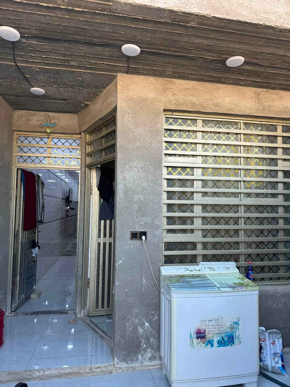 السلام عليكم
٥٠متر طابو صرف 
مع التشجير ١٣٠ متر 
تحتوي ع 
استقبال 
هول 
مطبخ
منور 
مدخلين 
غرفه 
محلقاته
وفوك غرفتين نوم 
وملحقاتهن 
بناء ٢٠٢٥
بغداد آلشعب الجمعيات ع شارع الجمعيات 
السعر ١٢٠ وبي مجال 
للتواصل ***********
