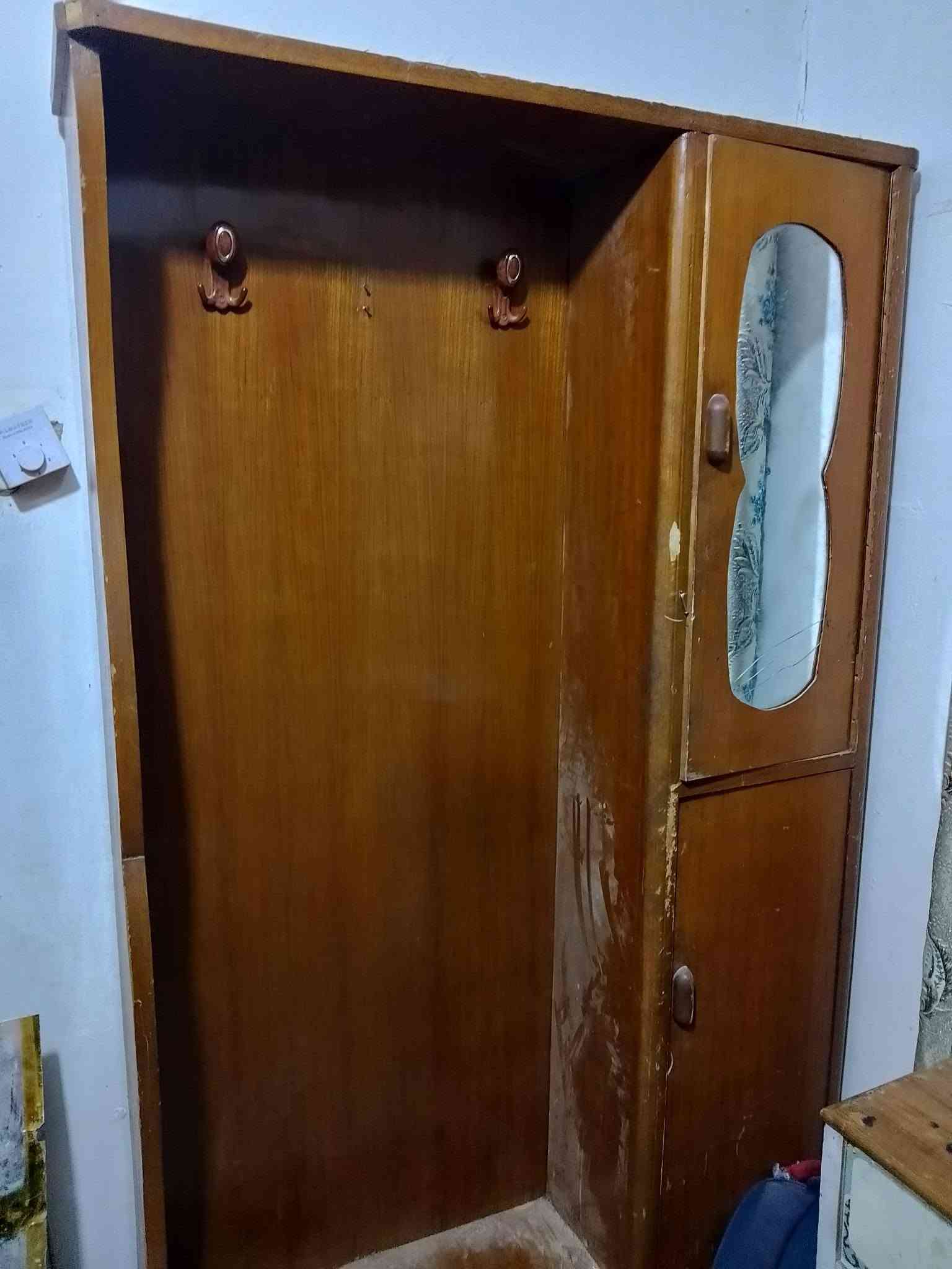 سلام عليكم أغراض للبيع جرباية وكنتور وميز تواليت وتعلاكه وميز تلفزيون ***********(كلهن 200
