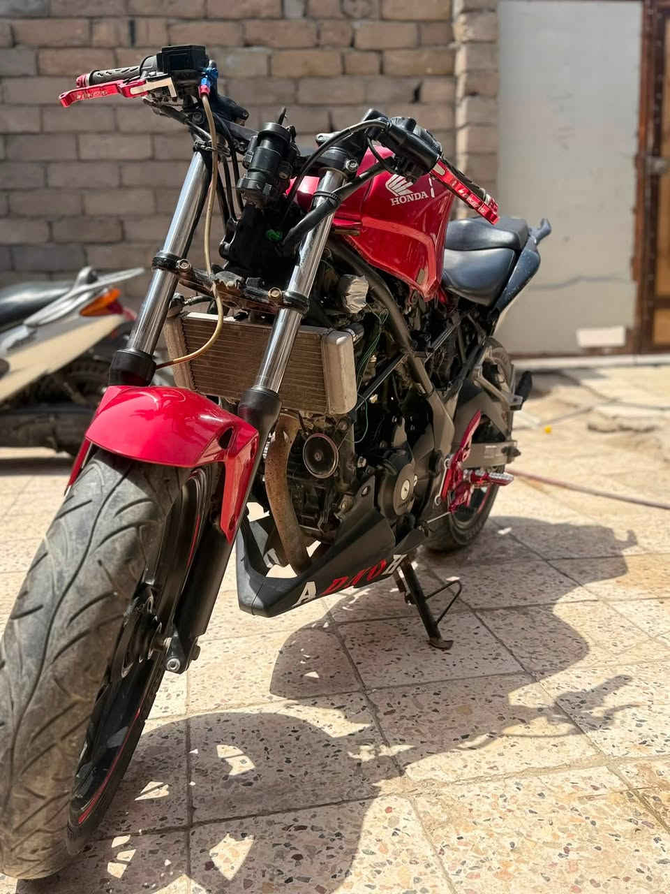 السلام عليكم بطح spr 250 r الدراجة كاملة وخير ومن الله شرط نص نكرة معدل ونهضة ما عوزها برغي كفراتها كامله وكهربائياتها كلها شغاله من الطول للطول وعليها ادامه كامله من فيت بم ونوزل وبلك وماي راديتر ودهن وعليها بعض التزويد من يدات كلج وبريك امامي ودواسات بريك خلفي ويده مال نمر وقفل ستيرن دراجه متعوب عليها بس الله شاهد محتاج واريد ابيعها والمو شراي لا يتعبني رجائن مكانها ناصرية مركز سعرها 1250 رقمي *********** واذا اكو مراوس بسعر اقل ميخالف
