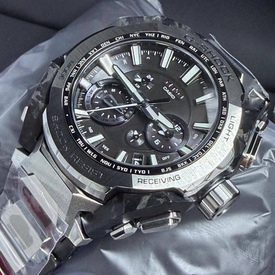حصرياً لدى السيد للساعات 
السعر 1,500,000
Casio G-Shock MT-G Series 
وهي واحدة من السلسلة الفاخرة اليابانية MT-G التي تجمع بين المتانة الفائقة والتصميم الهيكلي الأنيق باستخدام مزيج من المعدن وألياف الكربون. تم تطوير هندسة هذه السلسلة الفريدة بالتعاون مع تقنيات الذكاء الاصطناعي لتحسين توزيع الوزن وزيادة مقاومة الصدمات.
 كافة التفاصيل، المواصفات، والمميزات الأساسية لهذه الساعة:
. التقنيات الذكية والاتصال (الأعلى تعقيداً)
• اتصال ذكي (Bluetooth® Mobile Link): تتصل الساعة لاسلكياً بالهاتف الذكي عبر تطبيق CASIO WATCHES. يتيح ذلك ضبط الوقت تلقائياً بدقة متناهية، وإعداد الساعة بسهولة، وميزة "الباحث عن الهاتف" (Phone Finder).
• التحكم اللاسلكي بالموجات (Multi-Band 6): تستقبل الساعة إشارات راديو لمعايرة الوقت تلقائياً من 6 محطات بث حول العالم لضمان دقة متناهية حتى بدون هاتف.
• نظام الطاقة الشمسية (Tough Solar): نظام شحن متطور يعمل بالطاقة الشمسية أو أي مصدر ضوء آخر، مما يلغي الحاجة لتغيير البطارية دورياً.
2. البنية والمواد التصنيعية (هندسية متقدمة)
• هيكل حماية النواة المزدوجة (Dual Core Guard): هيكل متطور يدمج بين الراتينج المعزز بألياف الكربون والفولاذ المقاوم للصدأ (Stainless Steel) لحماية الآلية الداخلية من أقوى الصدمات.
• حزام مركب من طبقات (Layered-Composite Band): سوار فاخر مصنوع من قطع معدنية مدمجة مع قطع الراتينج ليوفر وزناً خفيفاً وملمساً مريحاً على اليد مع الحفاظ على المظهر الصلب.
• زجاج ياقوتي (Sapphire Crystal): زجاج فائق النقاء ومقاوم للخدش بنسبة عالية جداً، مزود بطبقة طلاء مضادة للانعكاس لرؤية واضحة في مختلف ظروف الإضاءة.
3. الوظائف الرياضية واليومية (متوسطة التعقيد)
• التوقيت العالمي المتعدد: يدعم 38 منطقة زمنية (تغطي 27 مدينة رئيسية + التوقيت العالمي المنسق UTC)، مع خاصية التبديل التلقائي للتوقيت الصيفي (DST).
• التقويم التلقائي الكامل: يعرض التاريخ واليوم بدقة ولا يحتاج للتعديل حتى في السنوات الكبيسة.
• مؤقت وساعة إيقاف (Stopwatch): لحساب الوقت بدقة أثناء التمارين أو الأنشطة اليومية.
4. المواصفات الأساسية (الأبسط)
• مقاومة الماء حتى 200 متر (20 Bar): تجعلها مناسبة جداً للسباحة، الغوص السطحي، والأنشطة المائية القوية.
• إضاءة LED عالية السطوع (Super Illuminator): تضمن قراءة الوقت بوضوح تام في الظلام الدامس.
• عقارب مضيئة (Neobrite): طلاء فوسفوري على العقارب والمؤشرات يضيء في الظلام بعد تعرضه القصير للضوء.
