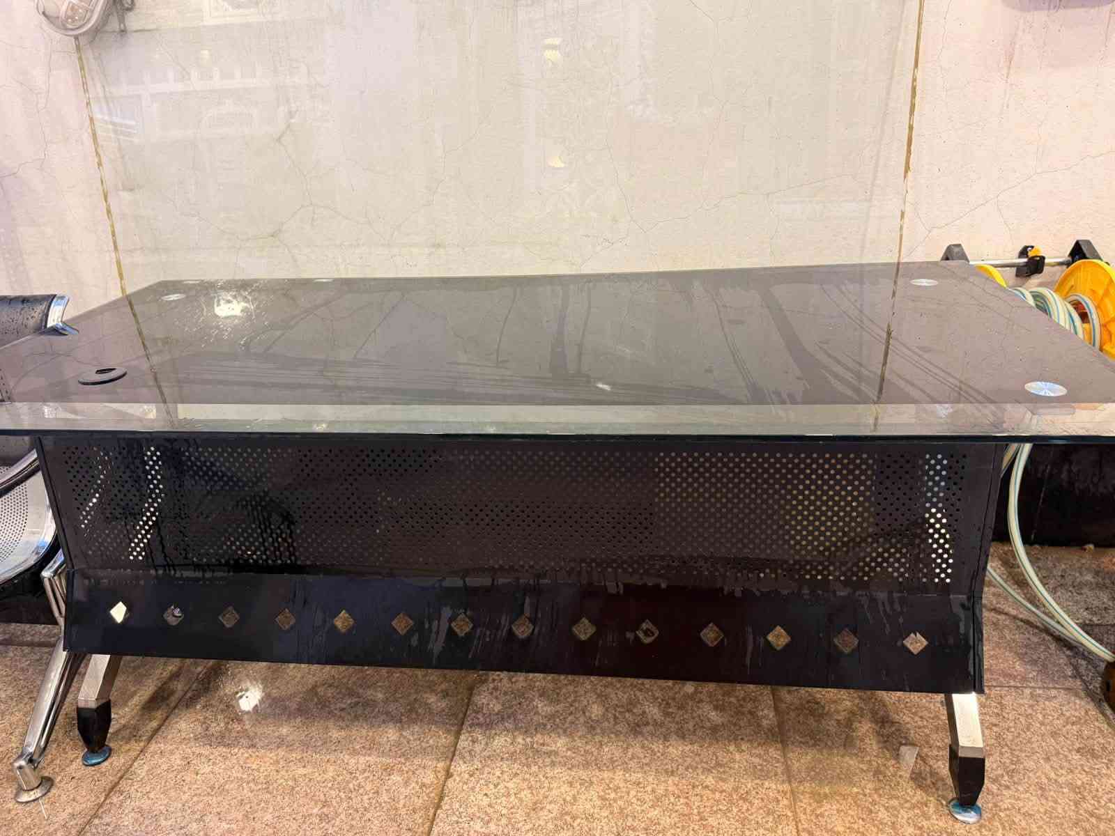 للبيع ميز مكتبي خشبي وميز ثاني زجاجي مع كرسي وقنفات كلهن جديدات ونظيفات وسعر مناسب مكان الغزالية ***********
