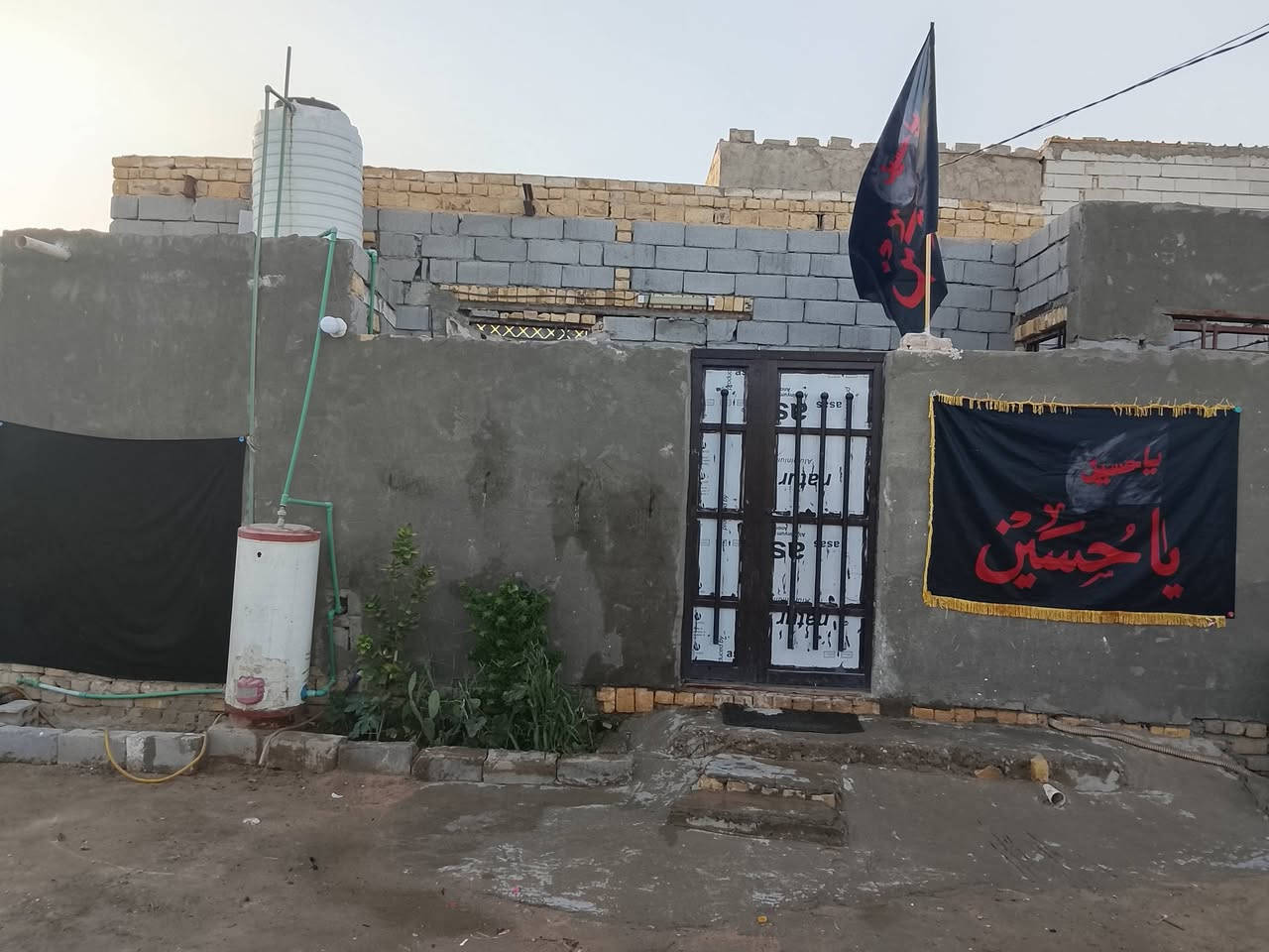 السلام عليكم بيت للبيع المساحه 120 م فول نقص بس الاستقبال بس هيكل سعرة 18 وبي مجال مكاني الكوفه شارع المعمل خلف جامع الخزاعل وهذا رقمي للتواصل سيد حسين الميالي ***********
